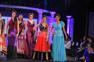 Bolly Celebs on the ramp at the Retail Jeweller India Trendsetters 2014 show