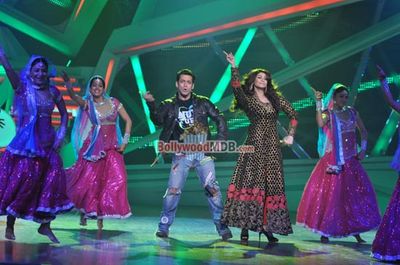 Salman Khan & Daisy Shah promote film 'JAI HO' on Nach Baliye 6 sets