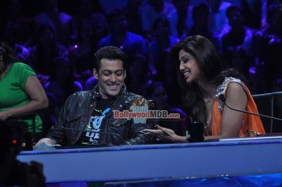 Salman Khan & Daisy Shah promote film 'JAI HO' on Nach Baliye 6 sets