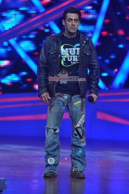 Salman Khan & Daisy Shah promote film 'JAI HO' on Nach Baliye 6 sets