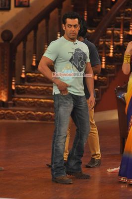 Salman Khan, Daisy Shah, Sohail Khan promote JAI HO on Comedy Nights with Kapil sets