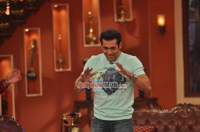 Salman Khan, Daisy Shah, Sohail Khan promote JAI HO on Comedy Nights with Kapil sets