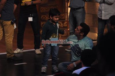Salman Khan, Daisy Shah, Sohail Khan promote JAI HO on Comedy Nights with Kapil sets