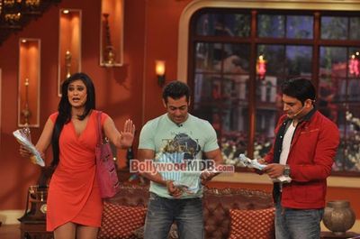 Salman Khan, Daisy Shah, Sohail Khan promote JAI HO on Comedy Nights with Kapil sets