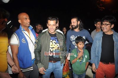 Salman Khan watches 'SHOLAY 3D' with 'JAI HO' team