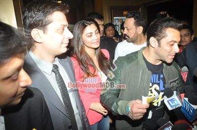 Salman Khan watches 'SHOLAY 3D' with 'JAI HO' team