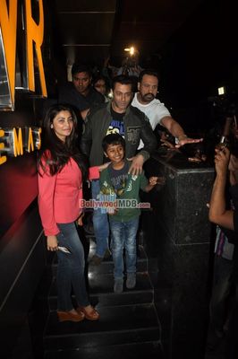 Salman Khan watches 'SHOLAY 3D' with 'JAI HO' team