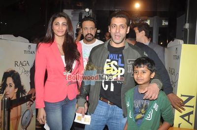Salman Khan watches 'SHOLAY 3D' with 'JAI HO' team