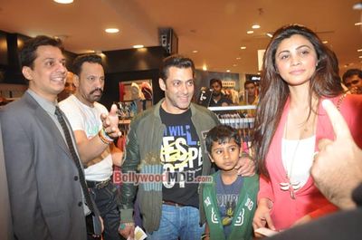 Salman Khan watches 'SHOLAY 3D' with 'JAI HO' team