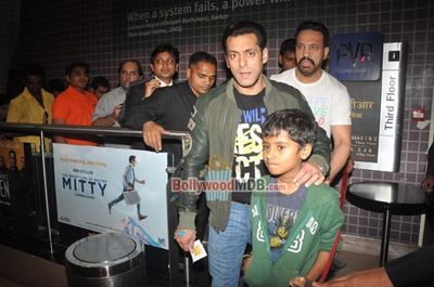 Salman Khan watches 'SHOLAY 3D' with 'JAI HO' team