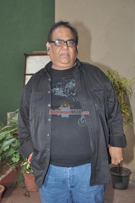 Bollywood actors and friends pay tribute to late Farooq Sheikh