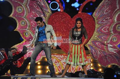 Hottest Bolly Celebs perform at UMANG 2014, the Mumbai Police Entertainment event