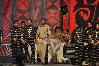 Hottest Bolly Celebs perform at UMANG 2014, the Mumbai Police Entertainment event