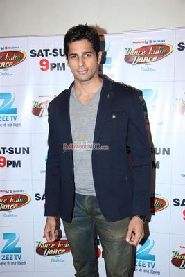 Parineeti Chopra & Siddharth Malhotra promote 'HASEE TOH PHASEE' on 'Dance India Dance Season 4' sets