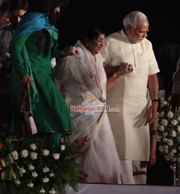 Gujarat Chief Minister Narendra Modi with Bharat Ratna Lata Mangeshkar at her felicitation program