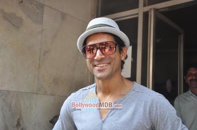 Farhan Akhtar promotes 'SHAADI KE SIDE EFFECTS' at Radio Mirchi 98.3 FM Studios