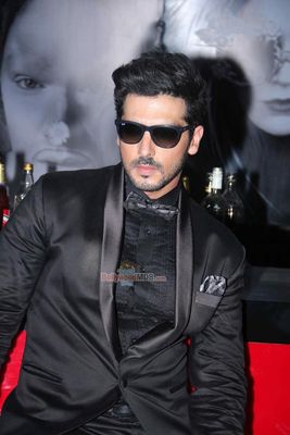 Zayed Khan, Tena Desae, Rannvijay Singh on the sets of film 'SHARAFAT GAYI TEL LENE'