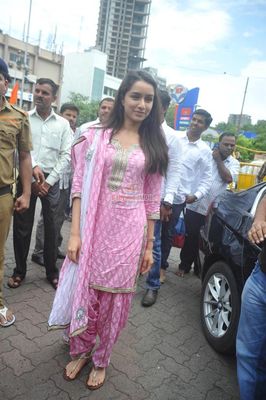 Shraddha Kapoor visits Siddhivinayak Temple for super success of her film 'EK VILLAIN'
