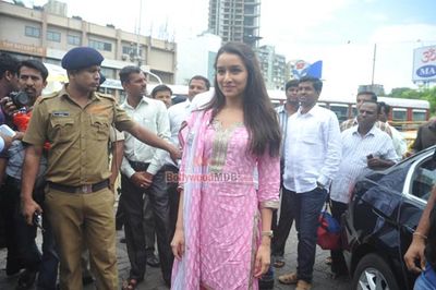 Shraddha Kapoor visits Siddhivinayak Temple for super success of her film 'EK VILLAIN'