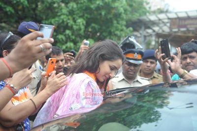Shraddha Kapoor visits Siddhivinayak Temple for super success of her film 'EK VILLAIN'