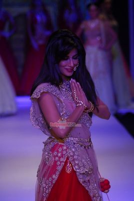 Chitrangada Singh walks the ramp at the India International Jewellery Week 2014