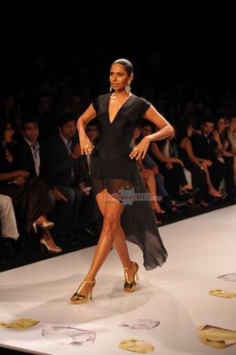 Lisa Ray walks the ramp for Farah Khan presented by GII show at the India International Jewellery Week 2014