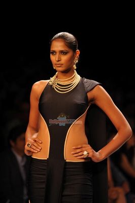 Lisa Ray walks the ramp for Farah Khan presented by GII show at the India International Jewellery Week 2014