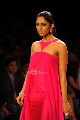 Lisa Ray walks the ramp for Farah Khan presented by GII show at the India International Jewellery Week 2014