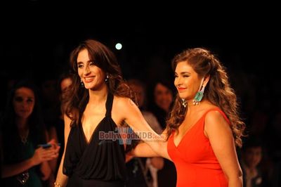 Lisa Ray walks the ramp for Farah Khan presented by GII show at the India International Jewellery Week 2014