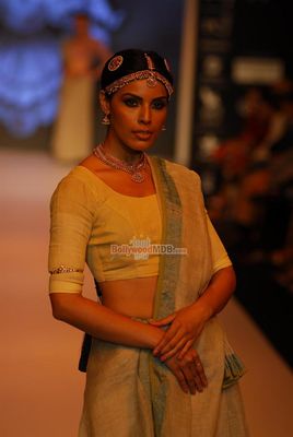 Sagarika Ghatge showstopper for Ganjam Show at the IIJW 2014