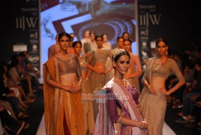 Sagarika Ghatge showstopper for Ganjam Show at the IIJW 2014