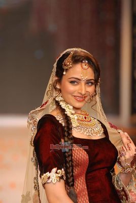 Stars walk the ramp for the Swarovski Show at the IIJW 2014