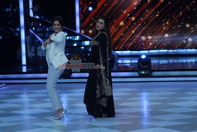Rani Mukherjee promotes film 'Mardaani' on the sets of 'Jhalak Dikkhla Jaa 7'