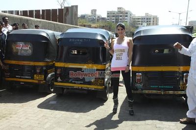 Sunny Leone takes auto rickshaw ride to promote film 'RAGINI MMS - 2'