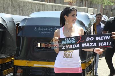 Sunny Leone takes auto rickshaw ride to promote film 'RAGINI MMS - 2'