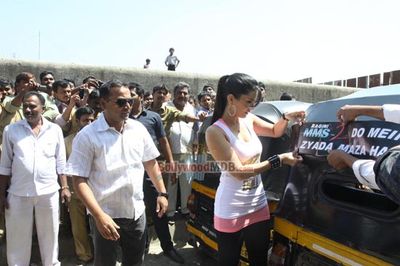 Sunny Leone takes auto rickshaw ride to promote film 'RAGINI MMS - 2'