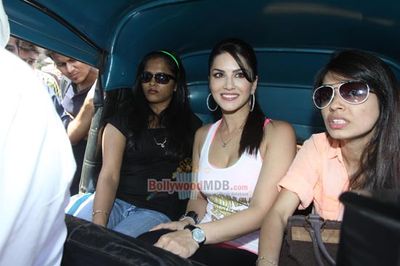 Sunny Leone takes auto rickshaw ride to promote film 'RAGINI MMS - 2'