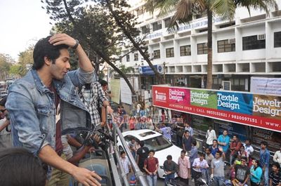 Varun Dhawan and Nargis Fakhri take BEST bus ride to promote film 'MAIN TERA HERO'