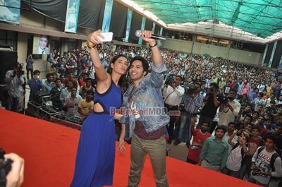 Varun Dhawan and Nargis Fakhri take BEST bus ride to promote film \'MAIN TERA HERO\'