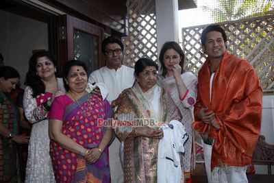Singer Lata Mangeshkar & Sachin Tendulkar meet MNS leader Raj Thackeray on MNS Anniversary