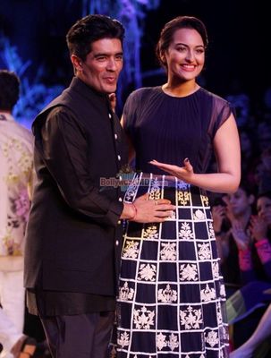 Sonakshi Sinha showstopper for Manish Malhotra\'s fashion show at Lakme Fashion Week Summer Resort 2014