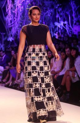 Sonakshi Sinha showstopper for Manish Malhotra's fashion show at Lakme Fashion Week Summer Resort 2014