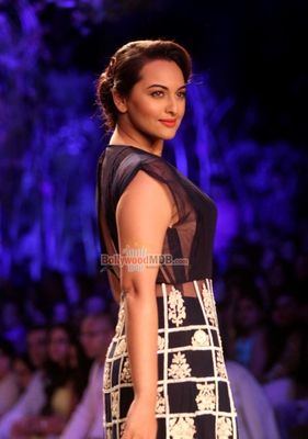 Sonakshi Sinha showstopper for Manish Malhotra's fashion show at Lakme Fashion Week Summer Resort 2014