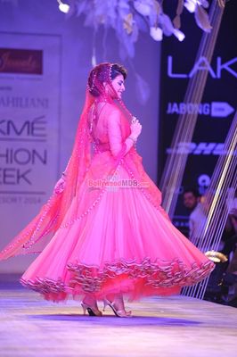 Jacqueline Fernandez showstopper for Tarun Tahiliani show at LFW Summer Resort 2014