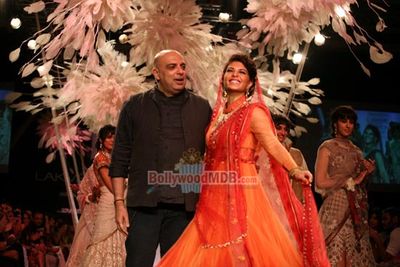 Jacqueline Fernandez showstopper for Tarun Tahiliani show at LFW Summer Resort 2014