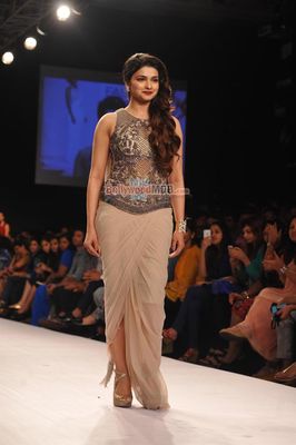 Prachi Desai showstopper for Sonaakshi Raaj show at LFW Summer Resort 2014