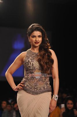 Prachi Desai showstopper for Sonaakshi Raaj show at LFW Summer Resort 2014