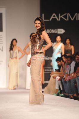 Prachi Desai showstopper for Sonaakshi Raaj show at LFW Summer Resort 2014