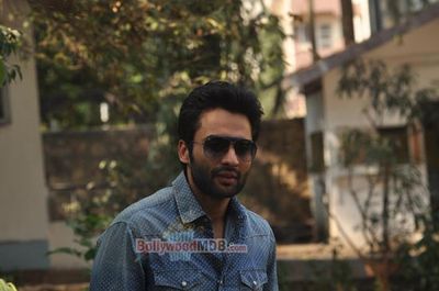 Jackky Bhagnani & Neha Sharma promote 'Youngistaan' on TV Show 'Dil Dosti And Dance' sets