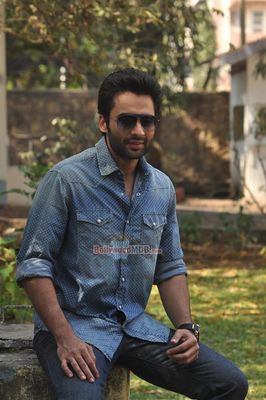 Jackky Bhagnani & Neha Sharma promote 'Youngistaan' on TV Show 'Dil Dosti And Dance' sets